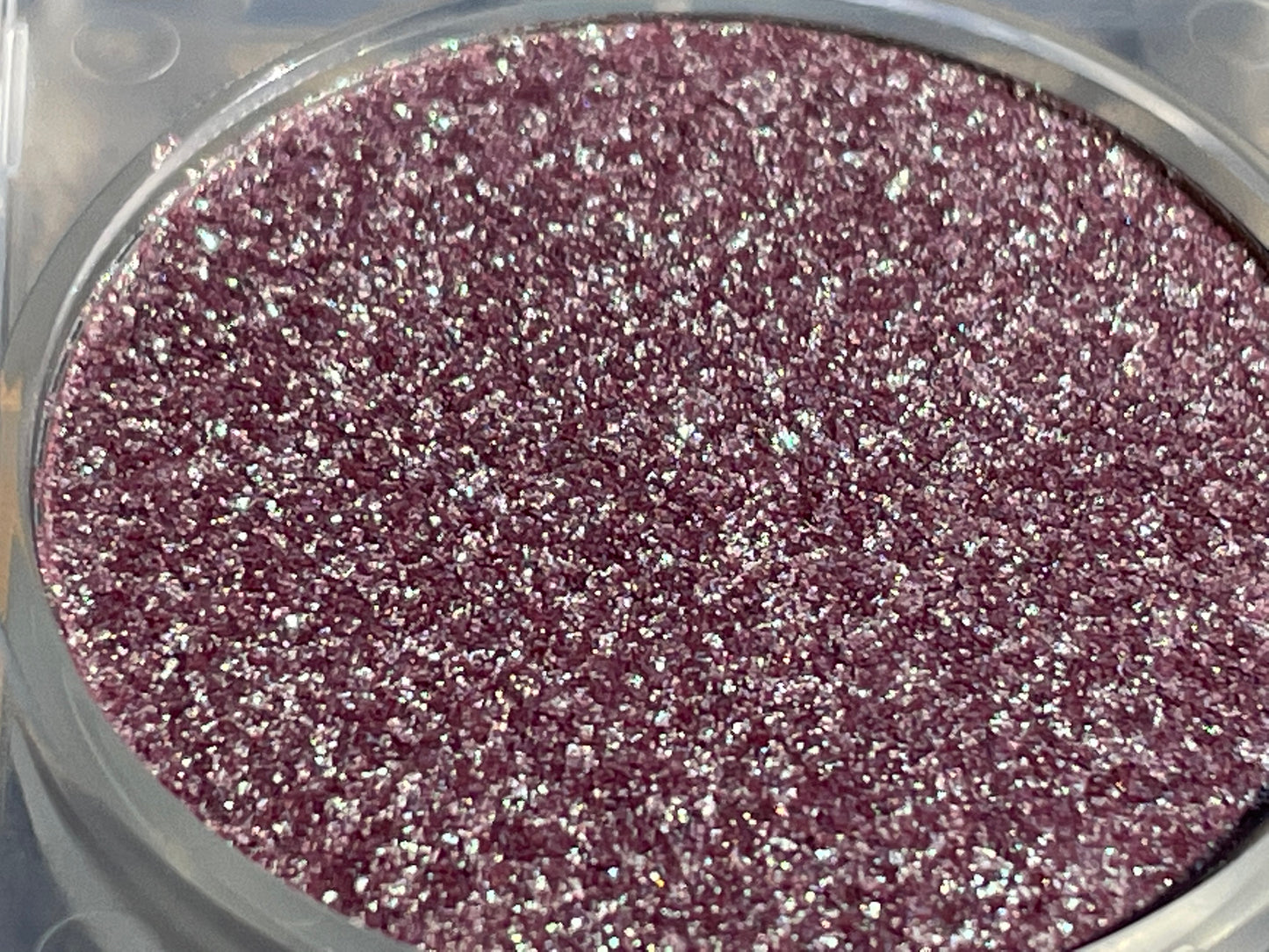 Bi mauve-shift pearlescent glow effect eyeshadow