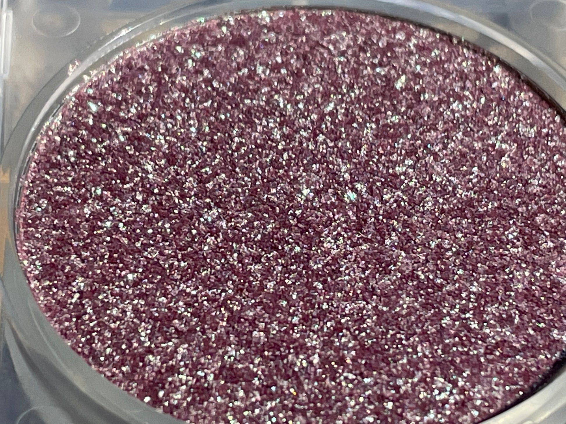 Bi mauve-shift pearlescent glow effect eyeshadow